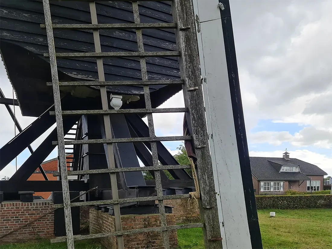 8, Molen 02002 De Akkermolen (Zundert), Pieter Zuijkerbuijk (17-09-2022)Aanzicht houten borstroede. | Database Nederlandse molens