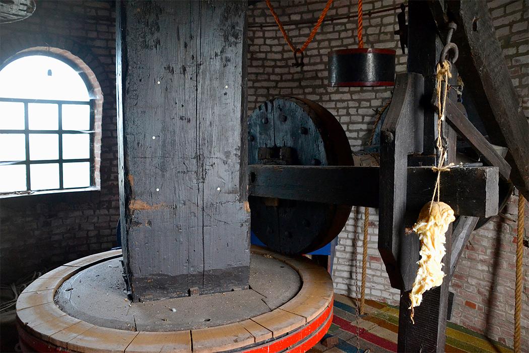 9, Molen 02498 De Adriaan (Meerveldhoven), Rob Pols (8-8-2015)De luizolder. Opmerkelijk detail: de vloerbedekking! | Database Nederlandse molens