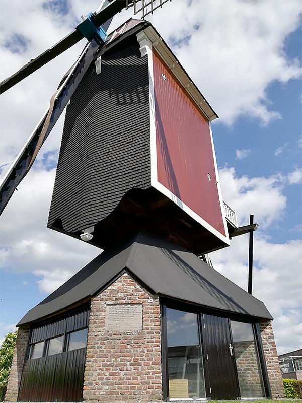 3, Molen 01571 (Naamloos) (Mierlo), Ronald Groothedde (2-5-2018)De veranderde situatie ter plaatse. De molen is nu in plaats van een open standerdmolen een gesloten. | Database Nederlandse molens