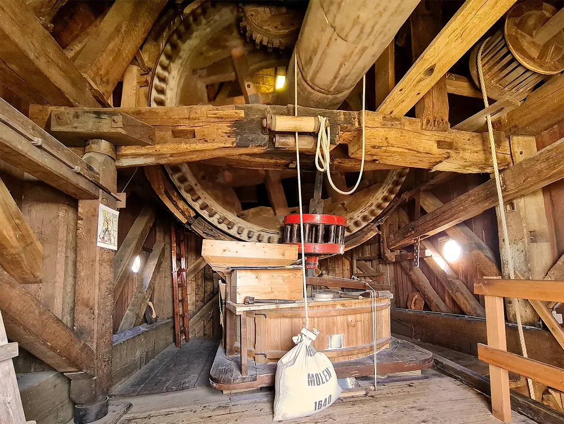 13, Molen 01571 (Naamloos) (Mierlo), Pieter Zuijkerbuijk (19-3-2022)Te zien zijn het bovenwiel, de vang, maalkoppel en de houten as.  | Database Nederlandse molens