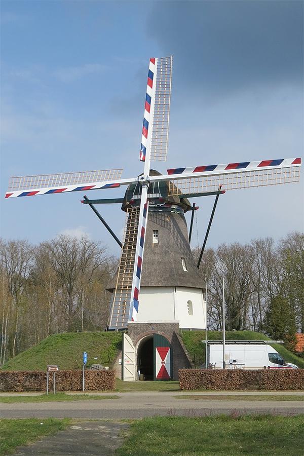 Molen 01591 Laurentia (Milheeze), Gerard Sturkenboom (14-4-2021)Molen met nieuwe roeden en van Bussel stroomlijnneuzen. Weer met rood-wit-blauwe voorzoom. | Database Nederlandse molens