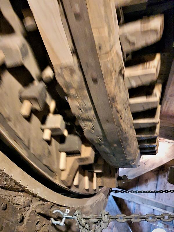 19, Molen 02525 (Naamloos) (Moergestel), Pieter Zuijkerbuijk (26-10-2019)Dubbel bovenwiel in actie. | Database Nederlandse molens