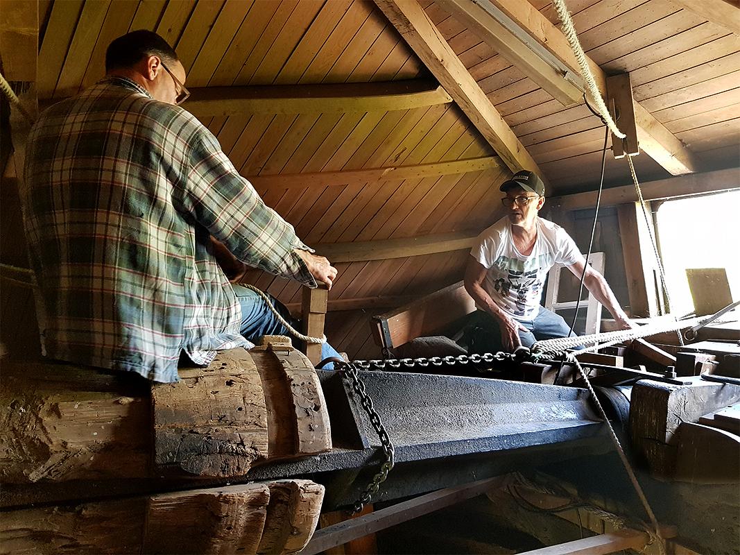 18, Molen 01871 Assumburg (Nieuw-Vossemeer), Pieter Zuijkerbuijk (18-5-2019)Werkzaamheden aan de staartbalk, deze was een anderhalve centimeter ter plaatse van de korte spruit verschoven. | Database Nederlandse molens