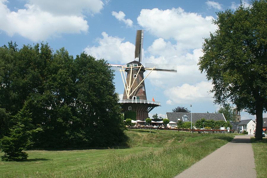 5, Molen 02622 Emma (Nieuwkuijk), John Scholte (12-6-2009). | Database Nederlandse molens