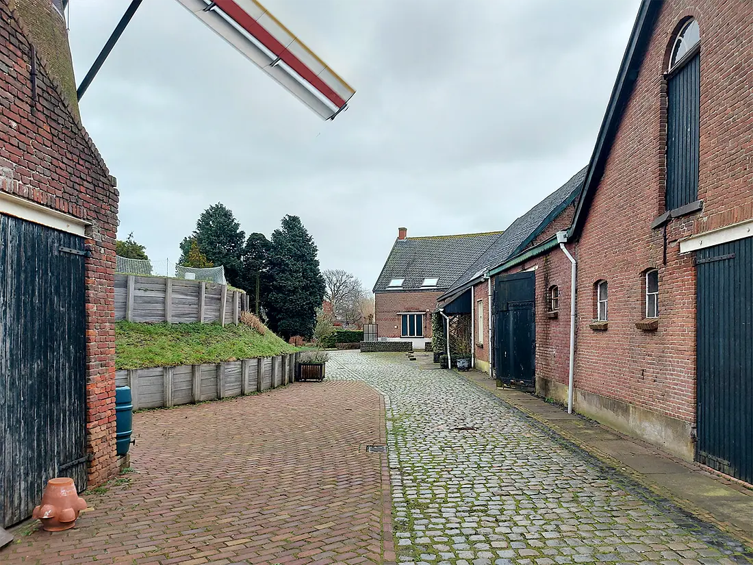 4, Molen 01277 (Naamloos) (Nispen), Jesse Bergquist (18-2-2022)Een doorkijkje over het zeer complete, en authentieke molenerf. | Database Nederlandse molens