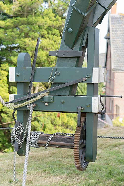 10, Molen 01277 (Naamloos) (Nispen), Marcel van Nies (10-9-2016)Het staalkabeltje aan het bedieningspaneel bedient de zwichtring waarmee de stand van de kleppen wordt geregeld. | Database Nederlandse molens