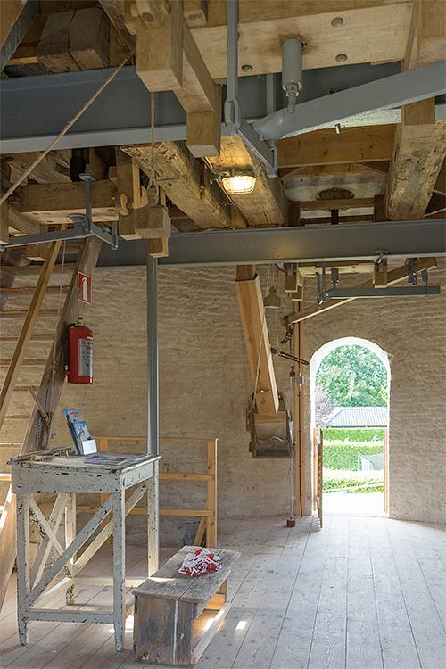 12, Molen 01277 (Naamloos) (Nispen), Marcel van Nies (10-9-2016). Meelpijp van het 16der koppel. Wegens de verhoogde steenzoldervloer zie je de ligger. | Database Nederlandse molens
