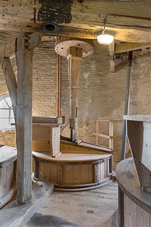 14, Molen 01277 (Naamloos) (Nispen), Marcel van Nies (10-9-2016). Links het 17der, midden het 14der en rechts het 16der koppel. De grijze ijzeren as is van de elektrische aandrijving. | Database Nederlandse molens