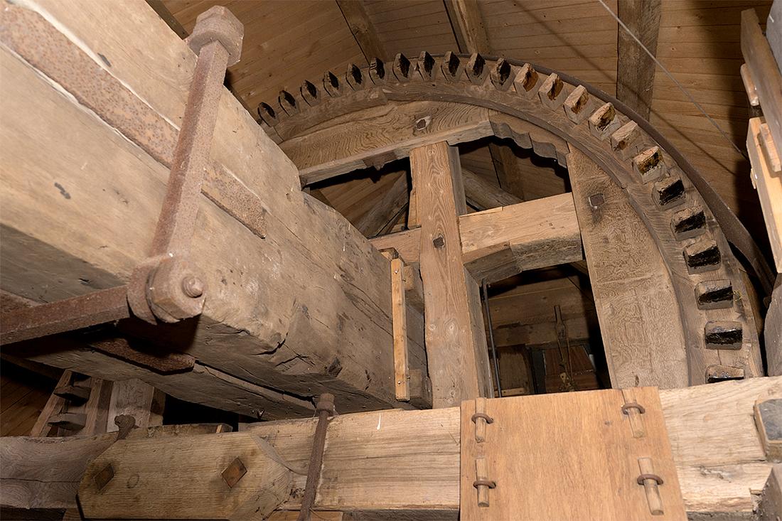22, Molen 01277 (Naamloos) (Nispen), Marcel van Nies (10-9-2016)Hetzelfde staalkabeltje rechtsboven (van binnenuit gezien). Het bovenwiel lijkt verkleind, of in ieder geval behoorlijk afgeschrooid. | Database Nederlandse molens