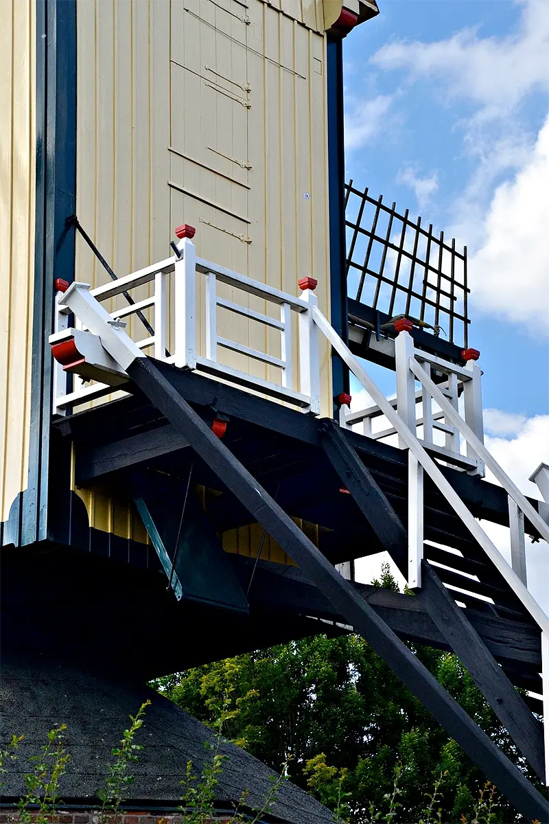 7, Molen 12194 Windlust (Nistelrode), Rob Pols (5-8-2022)Het prachtige hek om het bordes.  | Database Nederlandse molens