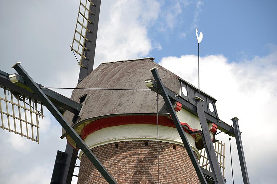 7, Molen 02604 De Roosdonck (Nuenen), Rob Pols (8-7-2011). Opmerkelijk en fraai tegelijk zijn de trekstangen tussen de lange- en de korte spruit.  | Database Nederlandse molens