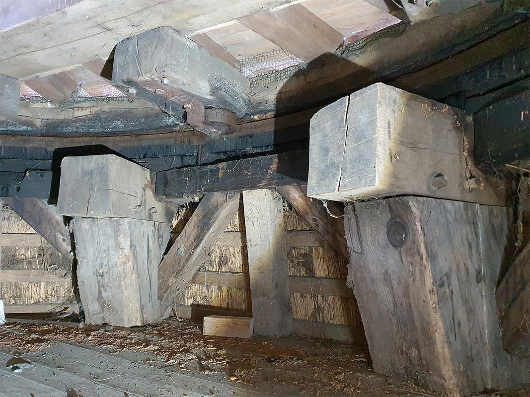 21, Molen 10007 Sint Jan (Oerle), Pieter Zuijkerbuijk (25-1-2020)De achtkantstijlen zijn aan de bovenzijde voorzien van enorme blokkeels.  | Database Nederlandse molens