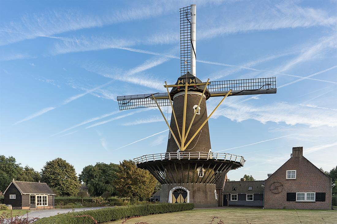 3, Molen 02616 De Korenaar (Oirschot), Marcel van Nies (27-9-2016)Links in de tuin staat het motorhok met twee van de drie motoren. | Database Nederlandse molens