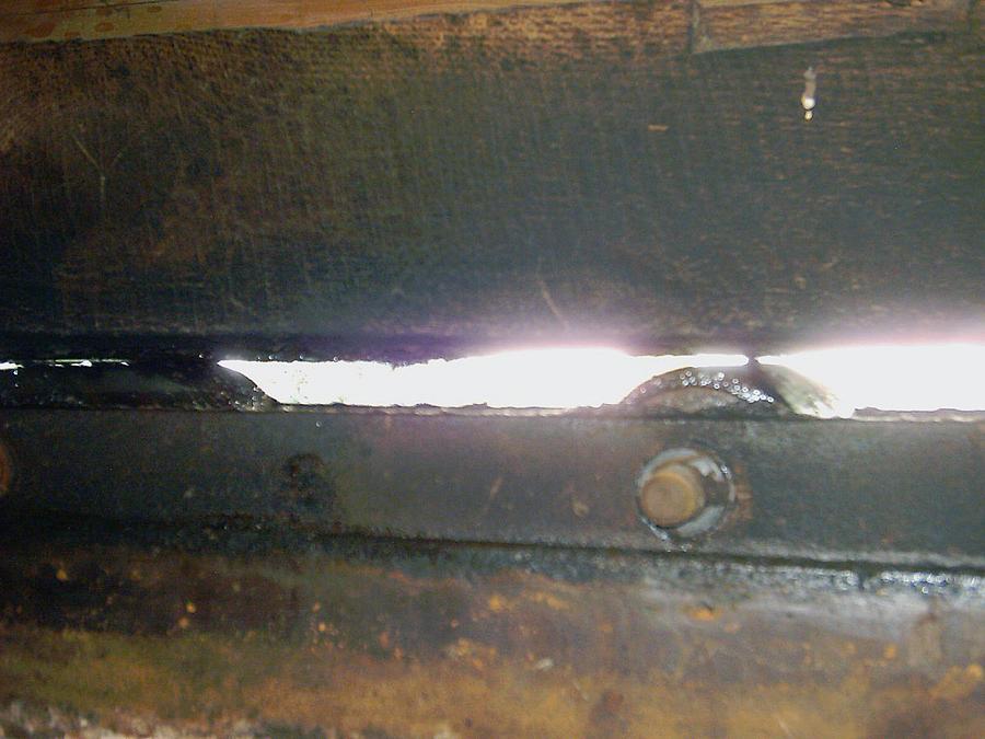 17, Molen 02616 De Korenaar (Oirschot), Rob Simons (7-10-2006).Het bijzondere kruiwerk in beeld: de overring loopt over stalen rollen, die bevestigd zitten in een goot van U-profielen. | Database Nederlandse molens