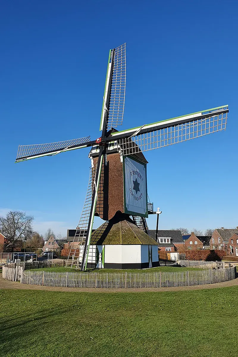 Molen 01951 De Korenbloem (Oploo), Sef Oxley (28-2-2022)Nieuwe schildering waarbij men de oude reclameboodschap terug op de molen heeft geplaatst.  | Database Nederlandse molens