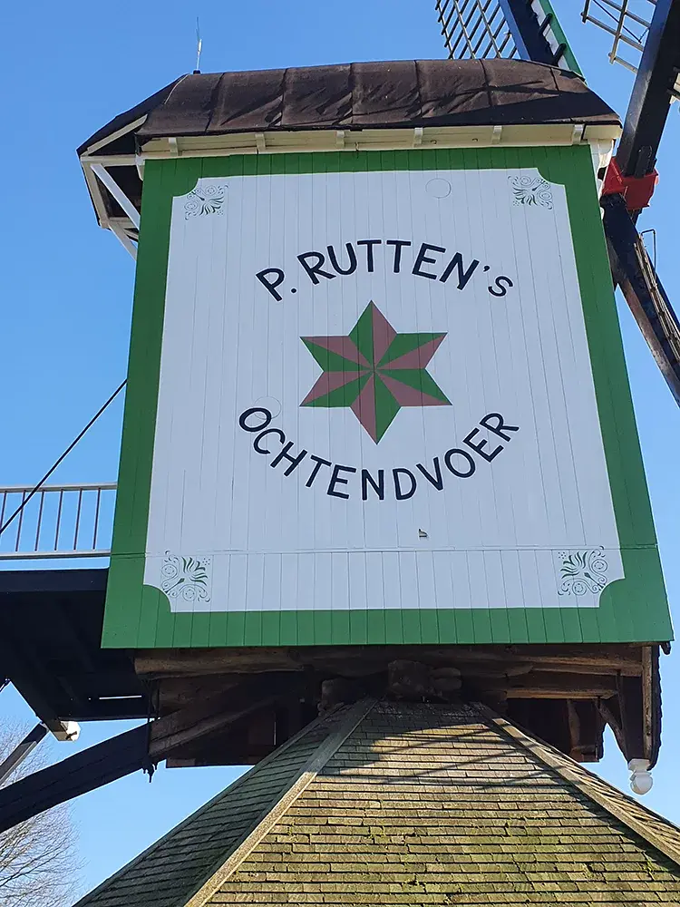 5, Molen 01951 De Korenbloem (Oploo), Sef Oxley (28-2-2022)Nieuwe schildering met de oude reclameboodschap. | Database Nederlandse molens