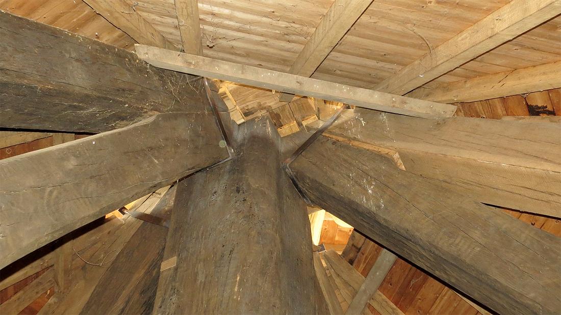 7, Molen 01951 De Korenbloem (Oploo), Gerard Sturkenboom (25-7-2018)Zichtbaar zijn de maatregelen aan de zetel en steekbanden voor het rechtzetten van standerd. | Database Nederlandse molens