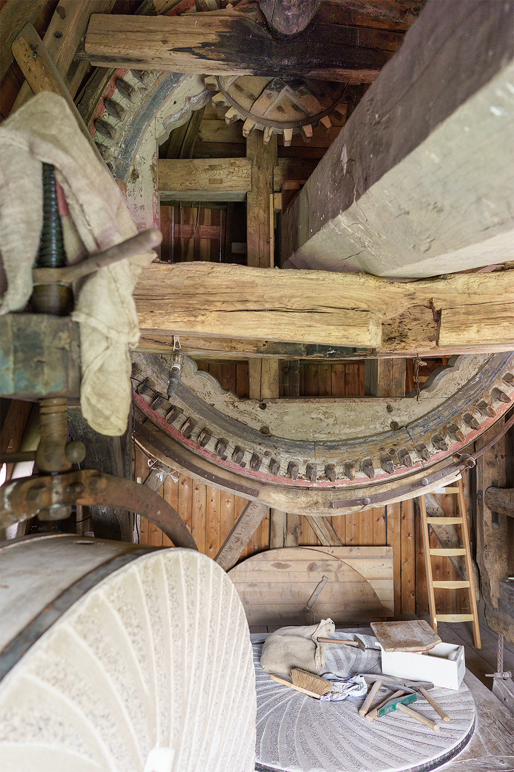 13, Molen 01951 De Korenbloem (Oploo), Marcel van Nies (27-8-2016)Opmerkelijk: de steenspil is weggetakeld en de loper opzij gedraaid: de ligger moet worden gescherpt.  | Database Nederlandse molens