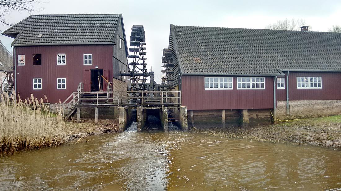 3, Molen 02605 Opwettense Watermolen (Opwetten), Mark Dwarswaard (21-2-2019)De molen van de kolk uit gezien met beide raderen werkend. | Database Nederlandse molens