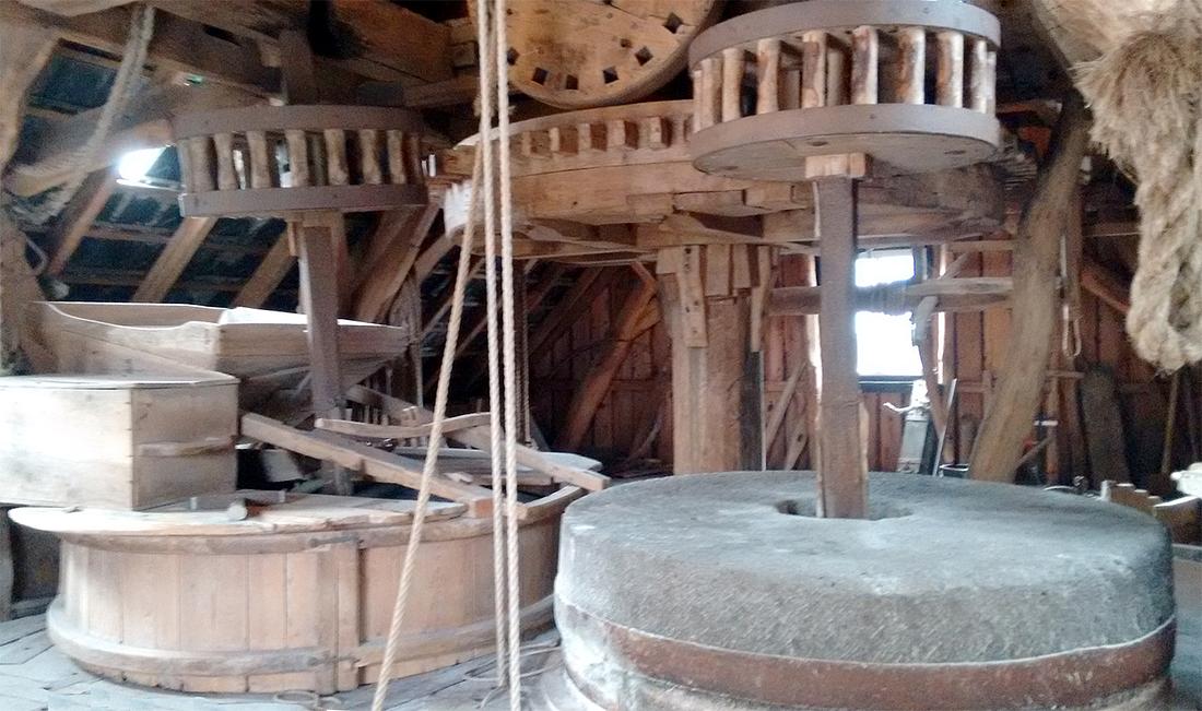 6, Molen 02605 Opwettense Watermolen (Opwetten), Mark Dwarswaard (21-2-2019)Steenzolder met links het koppel kunststenen en rechts het koppel blauwe stenen waarvan echter de maallaag in de jaren '20 is opgestort (voor het malen van veevoer). Achter het spoorwiel is de windas van de steenreep te zien. | Database Nederlandse molens
