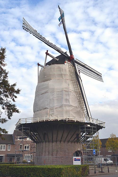4, Molen 02586 Nieuw Leven (Oss), De molen ingepakt en in de steigers voor herstelwerkzaamheden aan de romp.  Rob Pols (23-10-2014). | Database Nederlandse molens