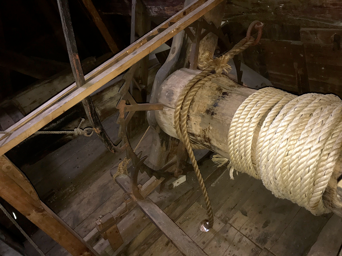 11, Molen 02571 De Eenhoorn (Haarlem), Toby de Kok (25-11-2017)De winderij op de raamzolder. Het linker touw fungeert als een soort vang. | Database Nederlandse molens