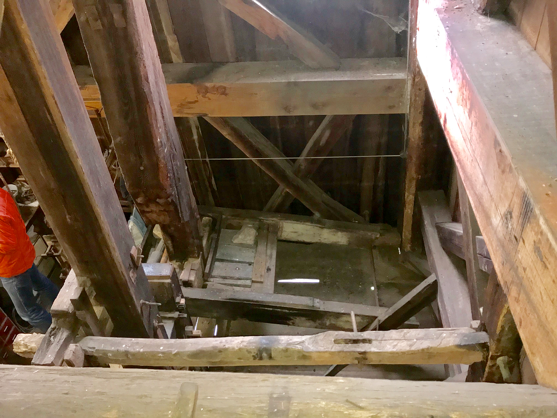 13, Molen 02571 De Eenhoorn (Haarlem), Toby de Kok (25-11-2017)Het achterste zaagraam dat is uitgevoerd als pompraam. | Database Nederlandse molens