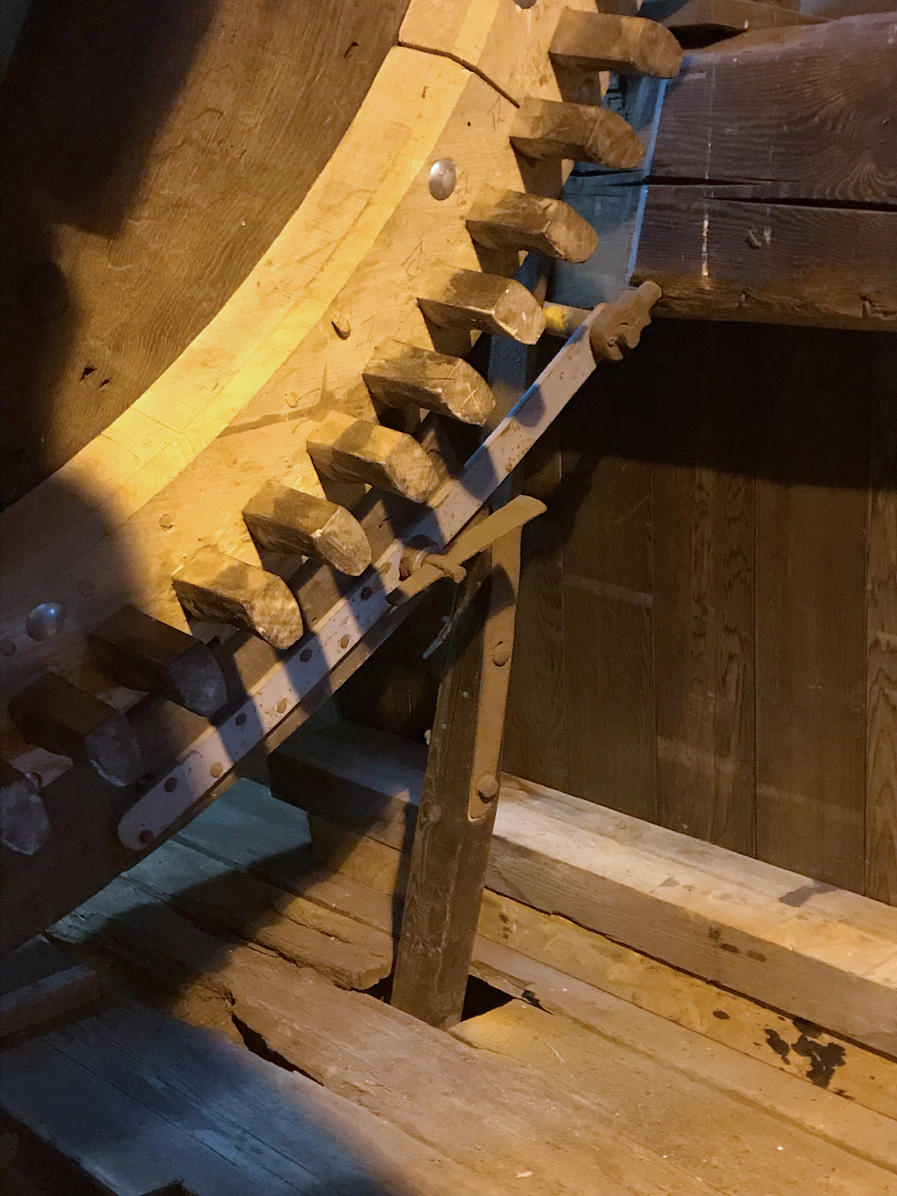 14, Molen 02571 De Eenhoorn (Haarlem), Toby de Kok (25-11-2017)Het sabelhout van de molen! Een sabelijzer is gebruikelijker bij molens. | Database Nederlandse molens