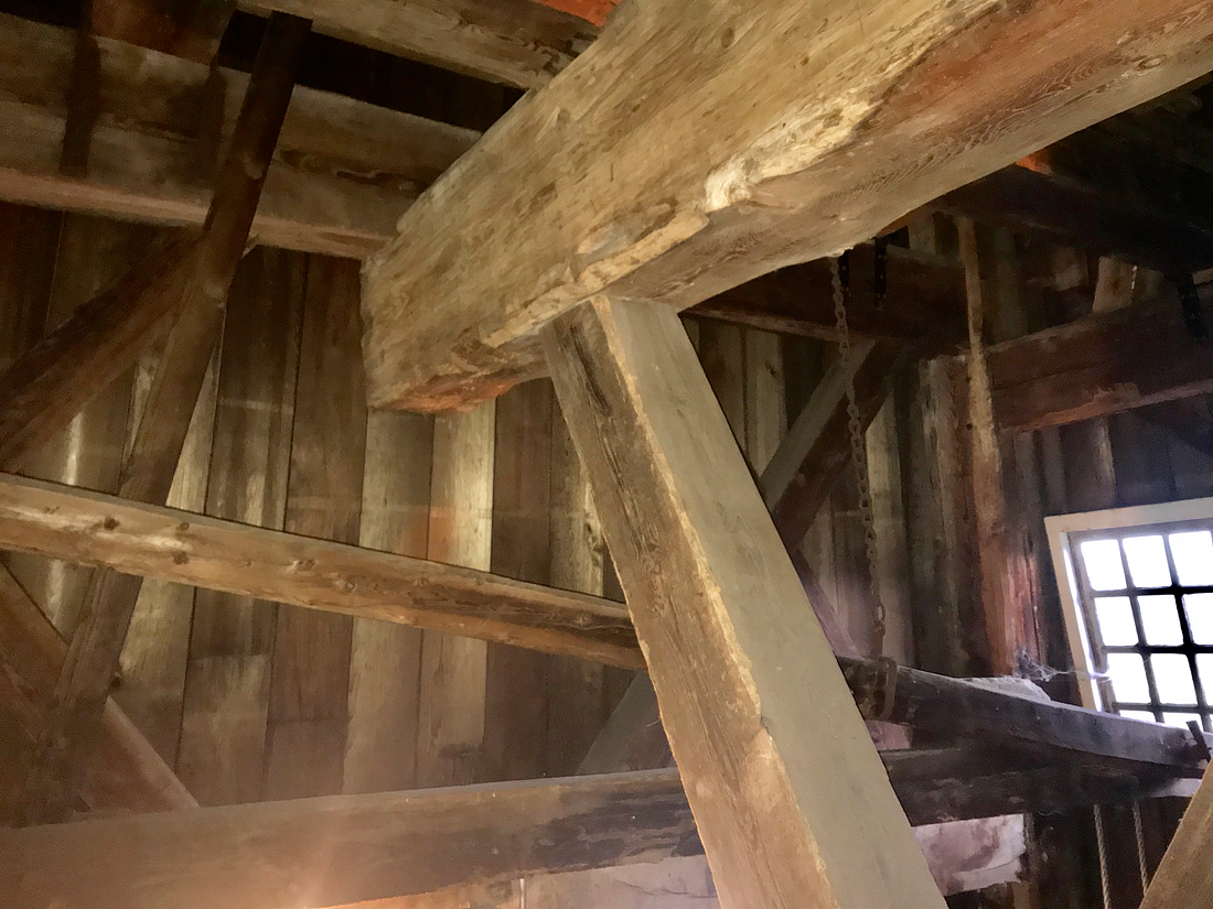 16, Molen 02571 De Eenhoorn (Haarlem), Toby de Kok (25-11-2017)Het vangmechanisme van de molen. De binnenvangstok zit hier rechtstreeks verbonden met de vangbalk. Ook hier zien we het sabelhout! | Database Nederlandse molens