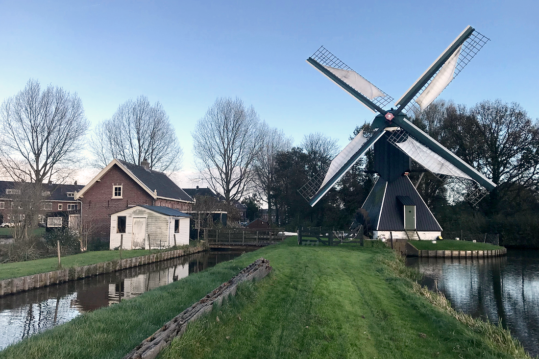 1, Molen 00361 Schoterveense molen (Haarlem), Toby de Kok (29-10-2017)De molen met links het voormalig molenaarshuis. Op de voorgrond ligt een deel van een oude houten roede die was gevonden in de sloot. | Database Nederlandse molens