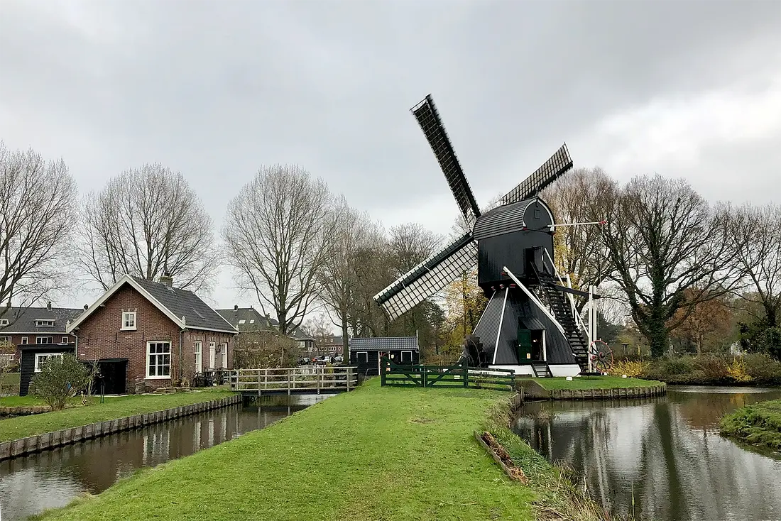 3, Molen 00361 Schoterveense molen (Haarlem), Pedro Germes (03-12-2022)Geeft het beeld van de nieuwe indeling van het erf van molen en molenaarshuis.. | Database Nederlandse molens