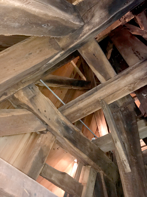 13, Molen 00361 Schoterveense molen (Haarlem), Toby de Kok (29-10-2017)Veldkruizen in het bovenste gedeelte van de ondertoren. | Database Nederlandse molens