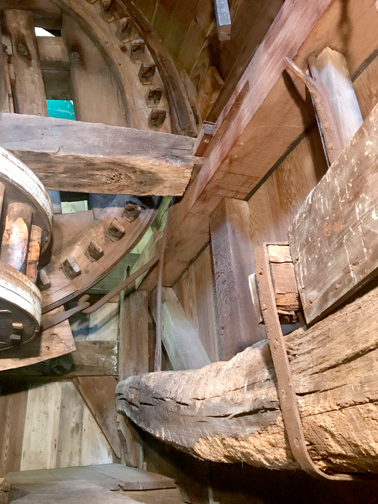 11, Molen 00361 Schoterveense molen (Haarlem), Toby de Kok (29-10-2017)Mooie oude vangbalk met de ophanging van de duim. | Database Nederlandse molens