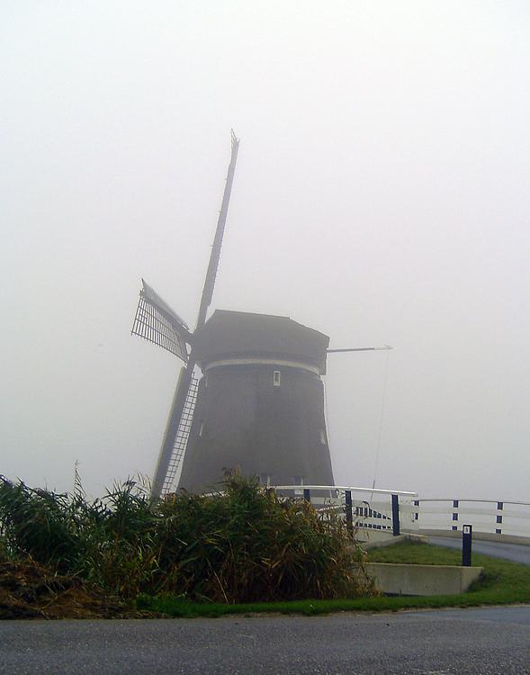 5, Molen 00780 Veenhuizer molen (Heerhugowaard), De molen in de mist. Julius Meijer (27-10-2012). | Database Nederlandse molens