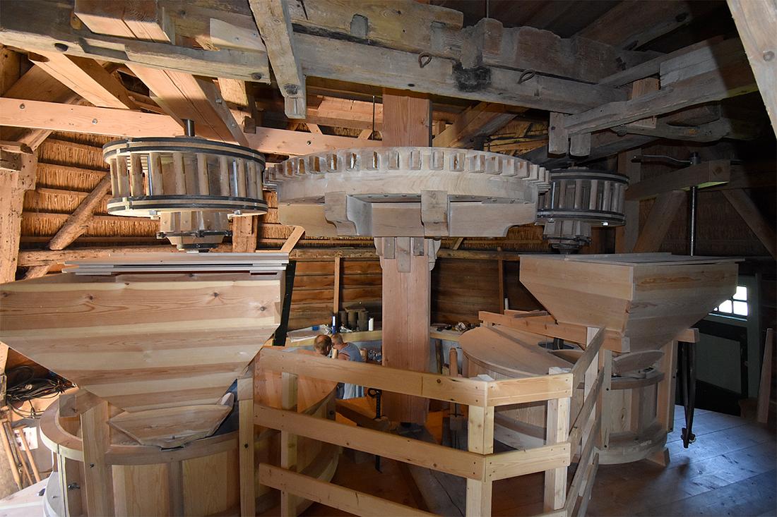 7, Molen 00778 De Lastdrager (Hoogwoud), Jurre Riphagen (7-8-2020)De opmerkelijke constructie van spoorwiel en steenschijflopen en beide maalstoelen. | Database Nederlandse molens