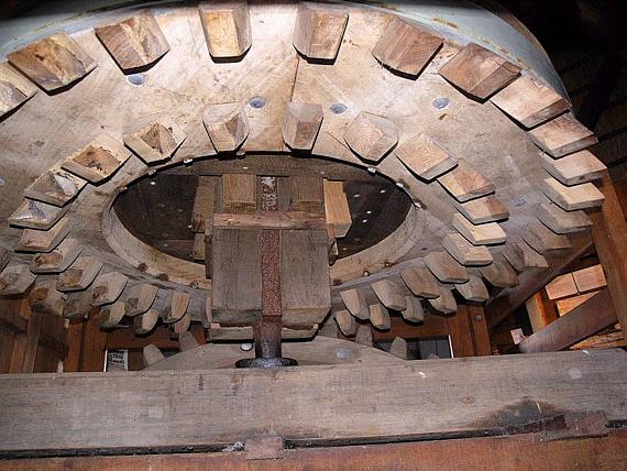8, Molen 01154 s De Kathammer (Katwoude), Willem Jans (24-9-2005)Onderwiel met kammenkrans voor licht (binnenste ring) en zwaar werk (buitenste ring).  | Database Nederlandse molens