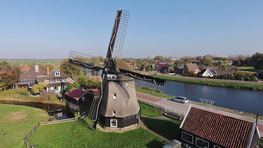 4, Molen 00312 De Sluismolen (Alkmaar), Vogelvluchtopname van molen en erf.  Michiel Hooijberg (1-11-2014). | Database Nederlandse molens