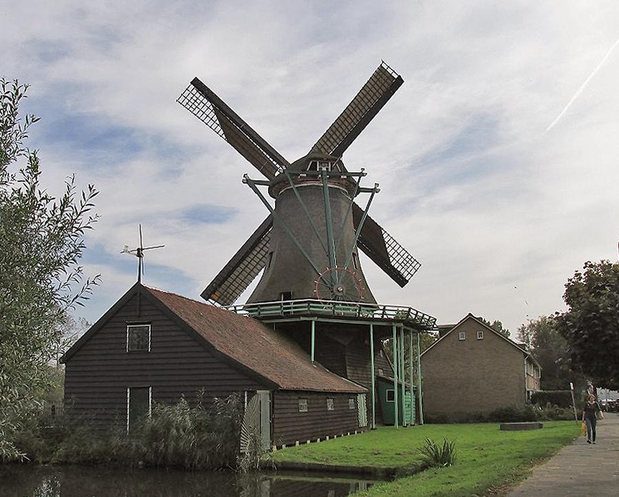 3, Molen 01060 Het Pink (Koog aan de Zaan), Het Pink draaiende met bruine en gele winterzeilen.  Abel van Loenen (4-10-2014). | Database Nederlandse molens