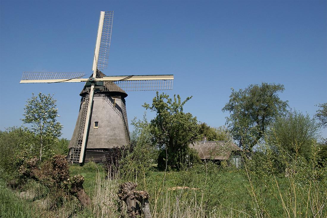 2, Molen 00005 Gabriël / Voorste Molen (Kortenhoef), Douwe Schelling (26-04-2020)Op oudere foto's was de molen nauwelijks zichtbaar vanwege de hoge begroeiing. Blijkbaar wordt deze nu weer goed bijgehouden zodat de molen goed zichtbaar is. | Database Nederlandse molens