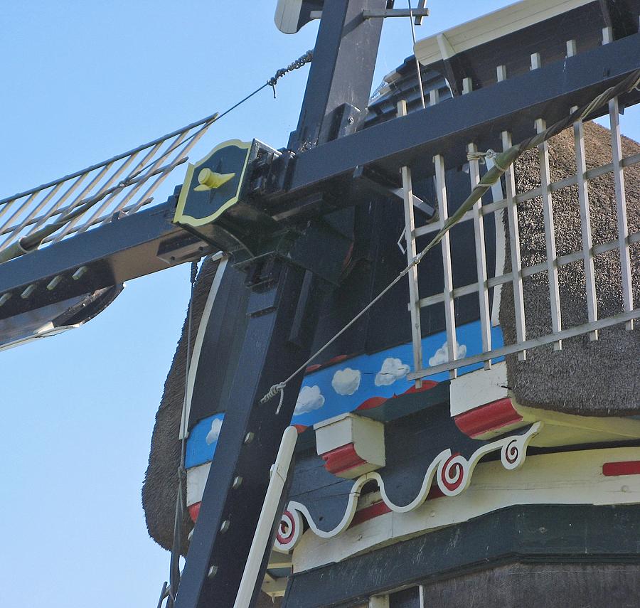 8, Molen 00028 De Woudaap (Krommeniedijk), De windpeluw en baard in de huidige toestand. Verder zijn de kleuren van het gevlucht en de askop ook gewijzigd.  Piet Glasbergen (11-6-2014). | Database Nederlandse molens