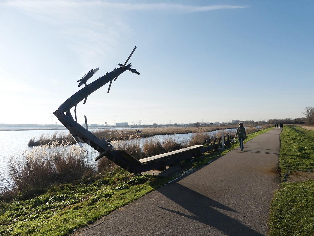 6, Molen 10694 Twiskemolen (Landsmeer), Piet Glasbergen (19-1-2019)Van een verkreukelde roe is een zitbank gemaakt. | Database Nederlandse molens
