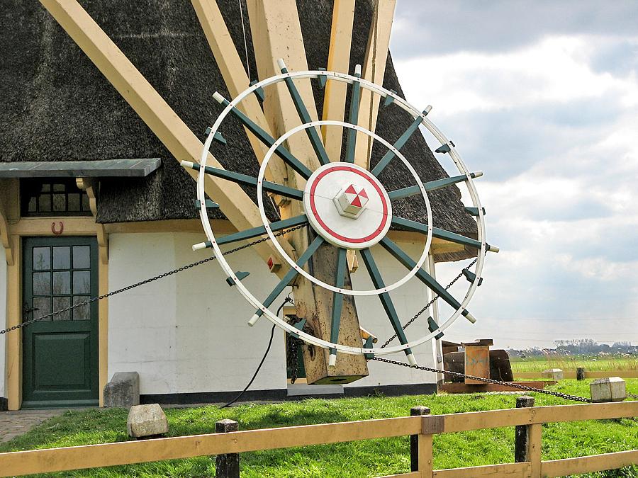 8, Molen 00815 Meermolen / De Onrust (Muiderberg), Piet Glasbergen (7-9-2016)Kenmerkend voor vele moderne (metalen) staartbalken is de bliksemkabel. Doorgaans via een sleepcontact op de pen van de bovenas. | Database Nederlandse molens