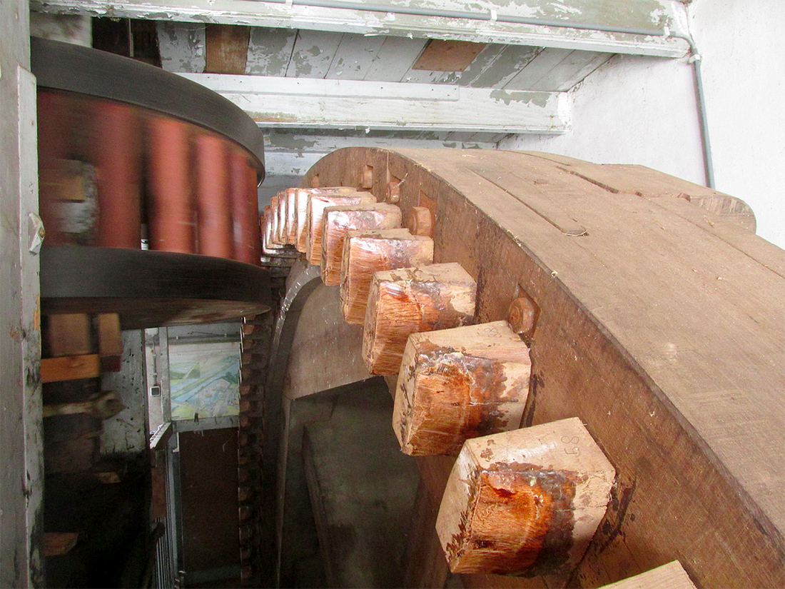 10, Molen 00815 Meermolen / De Onrust (Muiderberg), Piet Glasbergen (28-2-2018)Draaiend rondsel; de molen staat hier uit zijn werk.  | Database Nederlandse molens