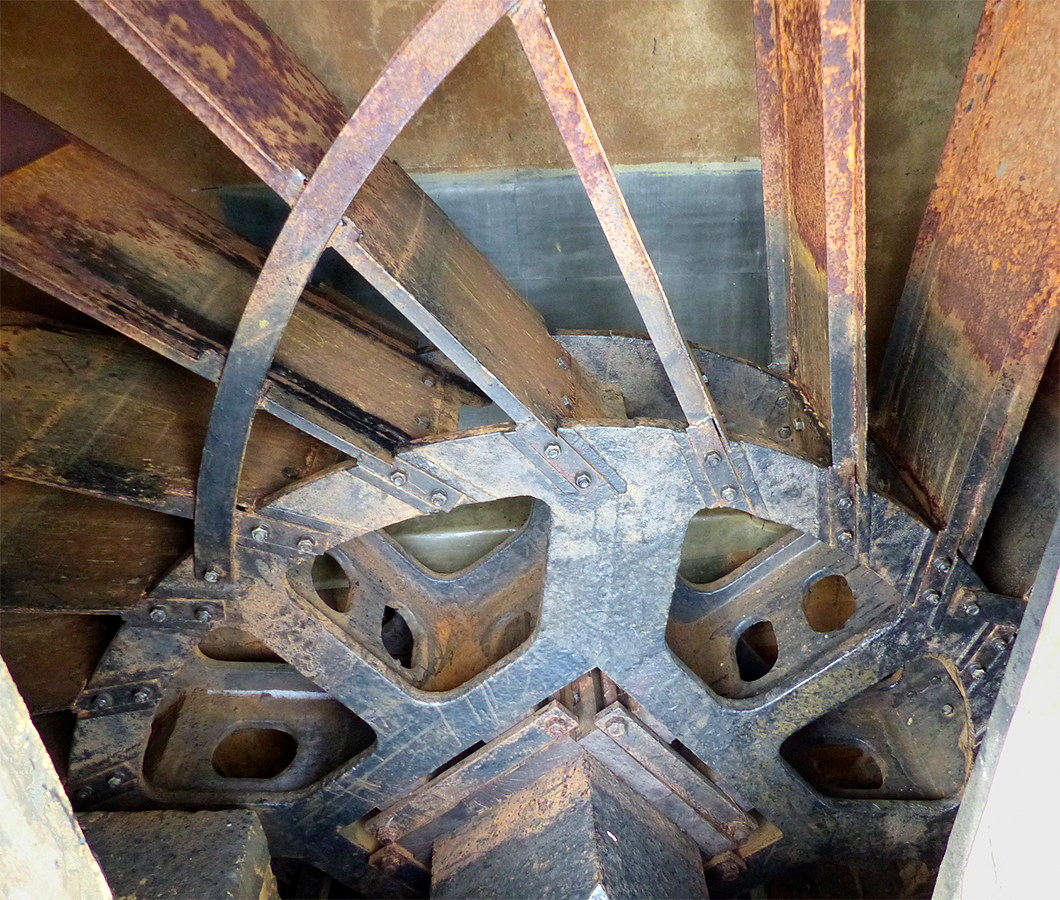 12, Molen 00815 Meermolen / De Onrust (Muiderberg), Piet Glasbergen (28-2-2018)Het scheprad. Groot en geheel van metaal. | Database Nederlandse molens