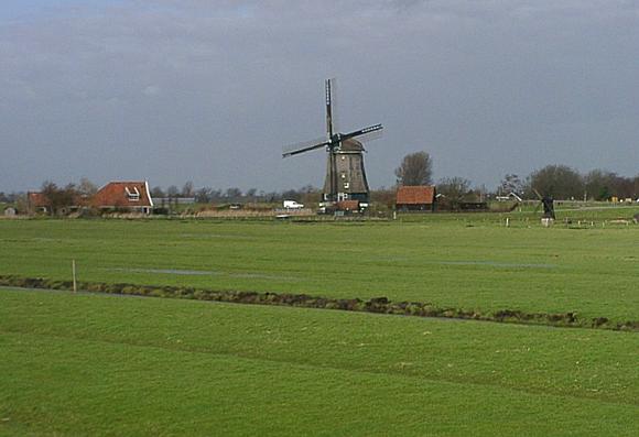4, Molen 00242 Nekkermolen (Neck), Rein Arler (26-2-2002)De Nekkermolen malend bij windkracht 10 (let op de uitgenomen steekborden!). | Database Nederlandse molens