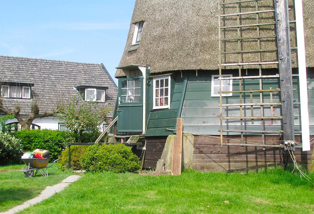 7, Molen 00286 (poldermolen) (Nederhorst den Berg), Piet Glasbergen (6-5-2016)Hij geeft als commentaar: 'het gaat niet goed met deze molen, maar gelukkig, er staat een kruiwagen van Verbij bij (en een hoogwerker en mannen)' | Database Nederlandse molens