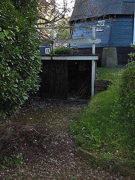 8, Molen 00286 (poldermolen) (Nederhorst den Berg), Rob Pols (5-5-2004.)De gedempte waterloop: tegenwoordig in gebruik als opbergruimte! | Database Nederlandse molens