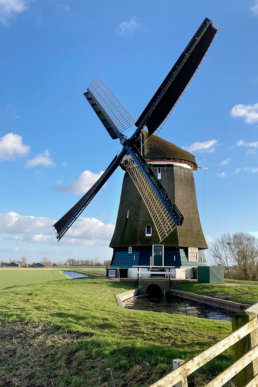 Molen 00781 Berkmeermolen (Obdam), Jordie Nannes (25-2-2023)De molen maalt weer met zijn gerestaureerde roeden. | Database Nederlandse molens