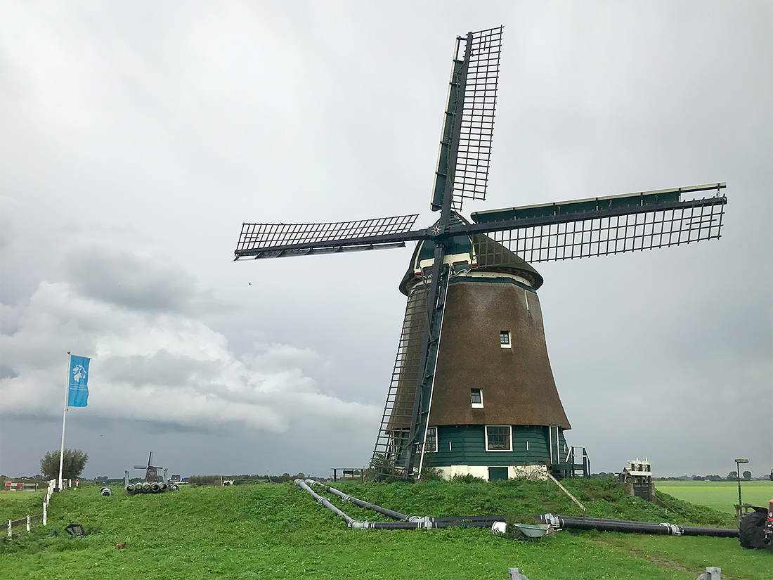 4, Molen 00781 Berkmeermolen (Obdam), Luc Ruijgt (17-9-2017)Half september veel water gevallen in Noord-Holland. Ook in de Berkmeerpolder is een nood trekkerpomp neergezet. Helaas was er geen molenwind. | Database Nederlandse molens