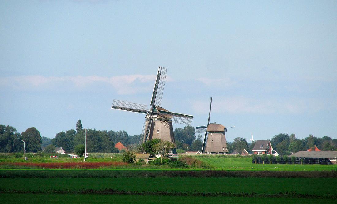 5, Molen 00781 Berkmeermolen (Obdam), Piet Glasbergen (9-9-2015)Rechts de Veenhuizer Molen. | Database Nederlandse molens